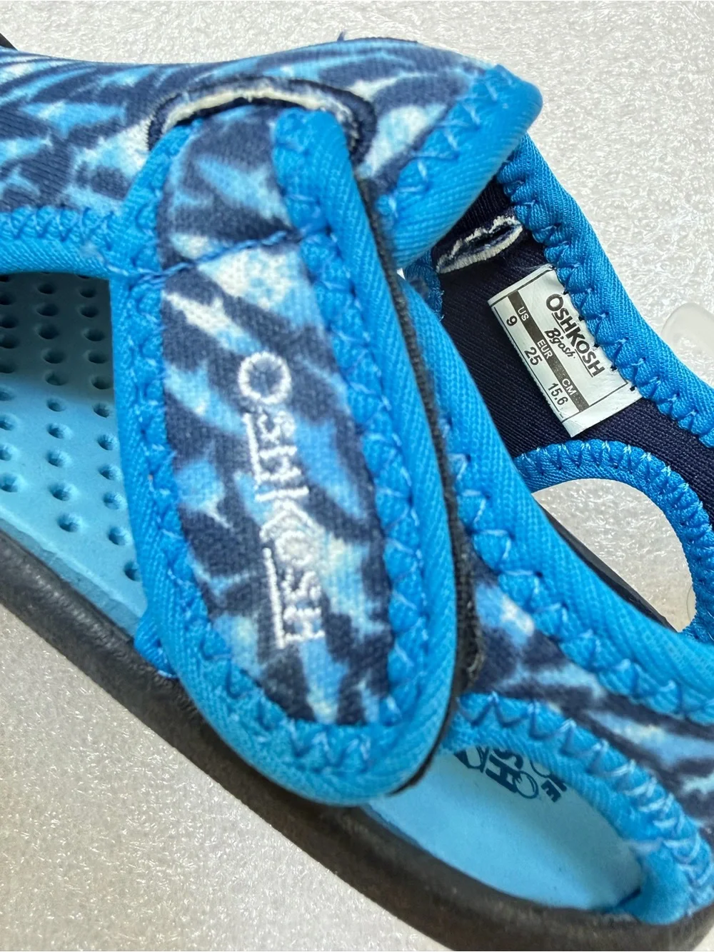 NEW OshKosh B'gosh Boys Blue/Navy Aquatic Shark Patterned Water Shoes Size 9